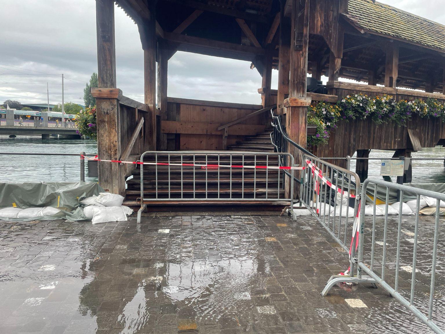 Absperrung Kapellbrücke Hochwasser
